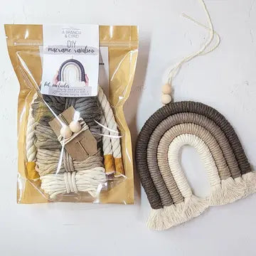 Un kit de macramé arc-en-ciel à faire soi-même avec des branches et du fil