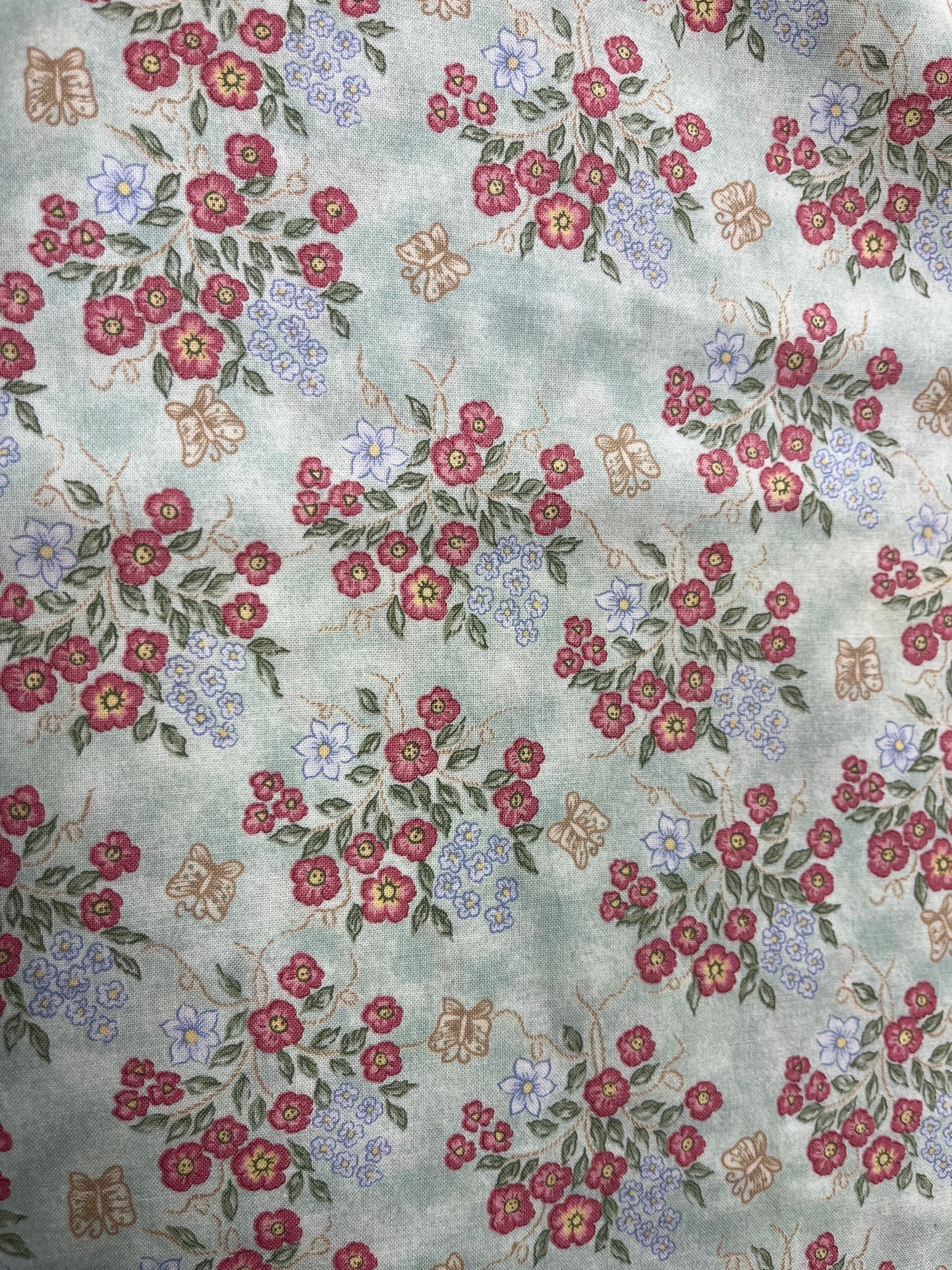 Motif floral rose/bleu sur fond vert