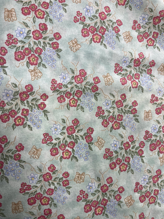 Motif floral rose/bleu sur fond vert