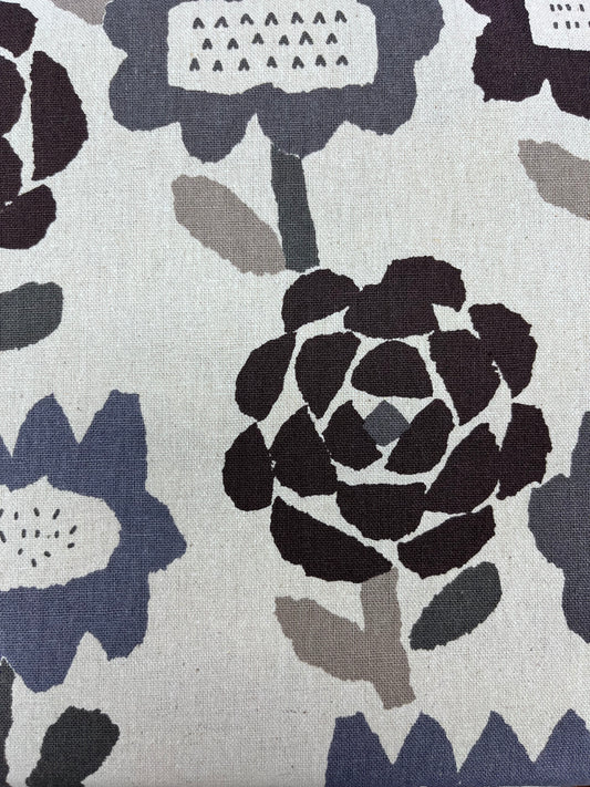 SevenBerry - Handworks - Fleurs marron et grises sur fond naturel